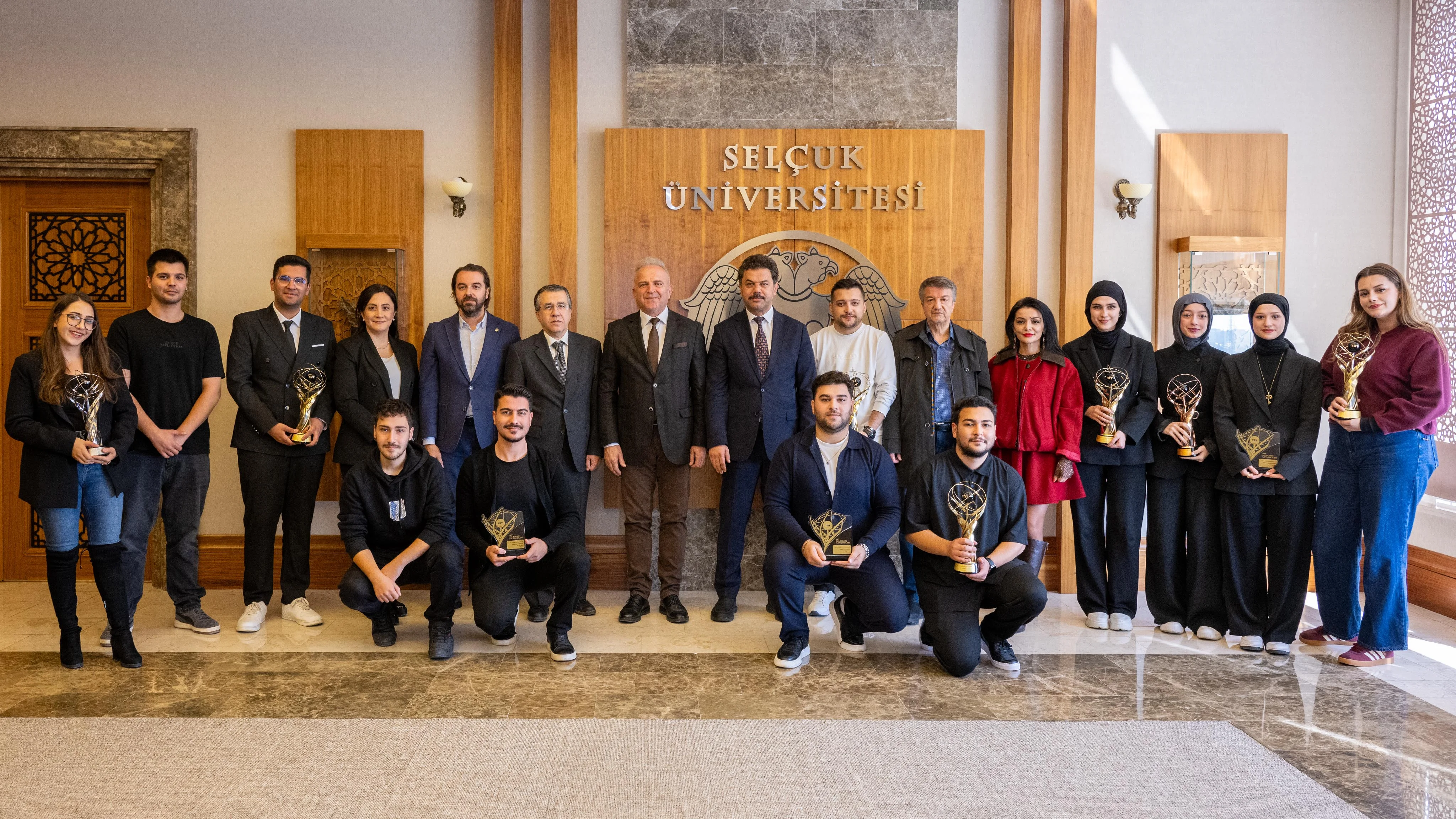 Selçuk Üniversitesinin ödüllü öğrencileri Rektör Yılmaz ile bir araya geldi