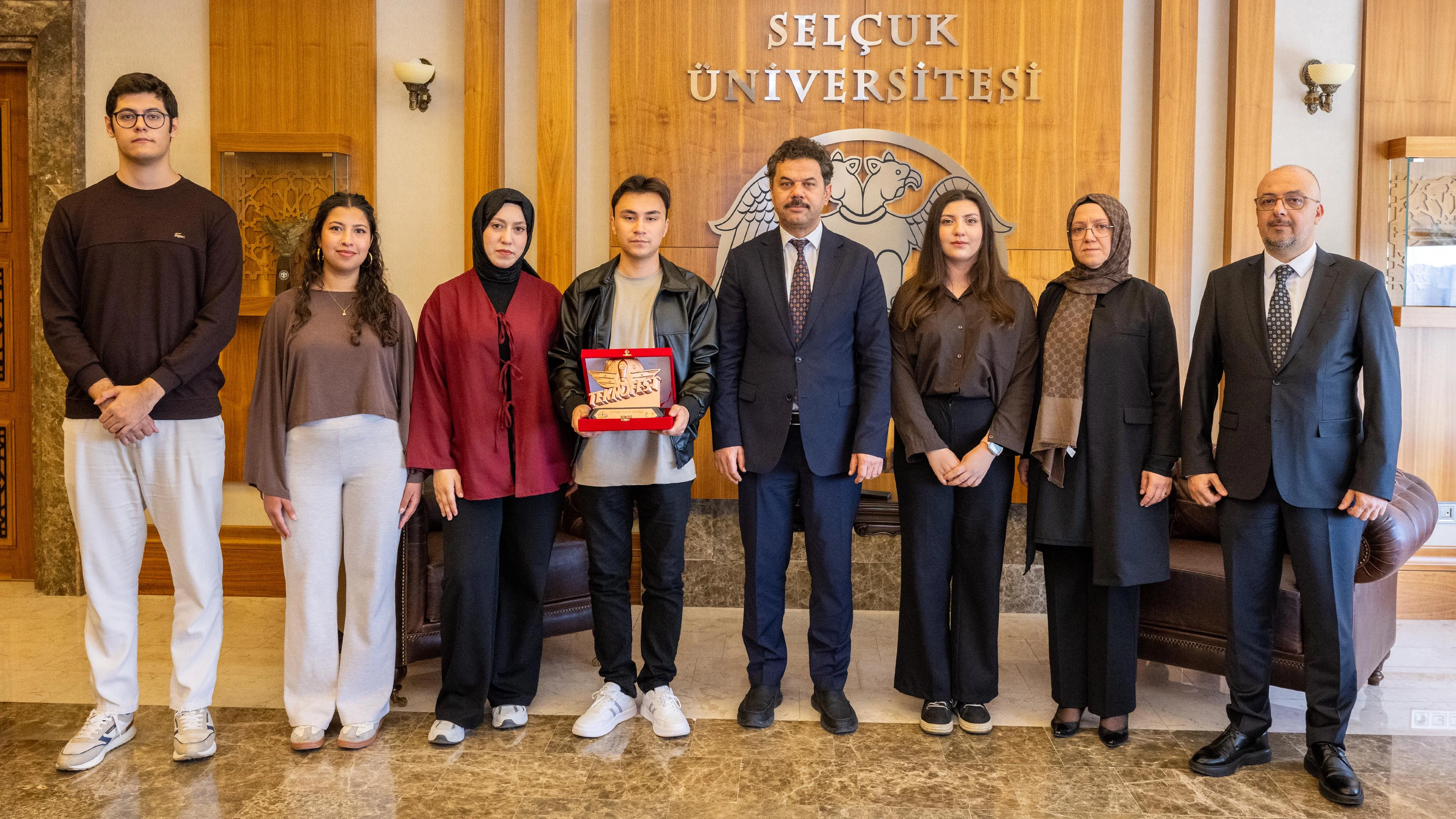 Selçuk Üniversitesinin ödüllü öğrencileri Rektör Yılmaz ile bir araya geldi