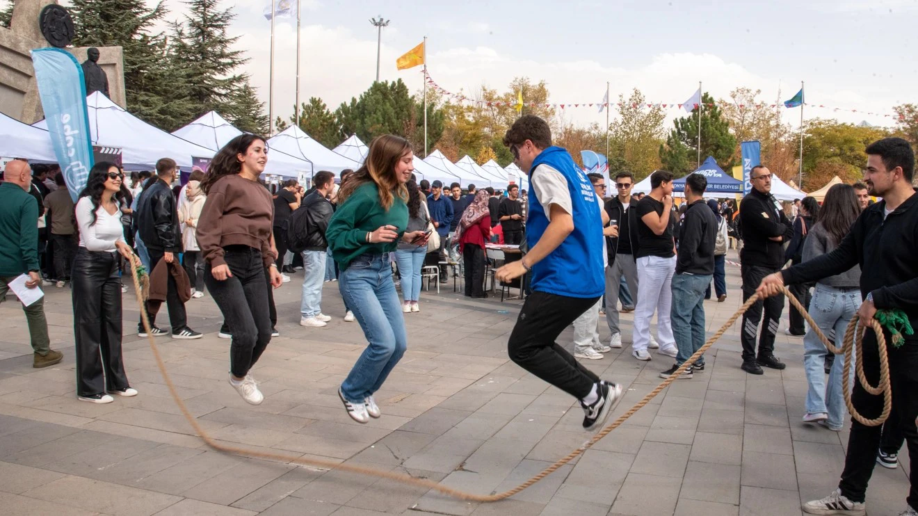 Selçuk Üniversitesinde Tanışma Şenliği renkli görüntülerle sona erdi