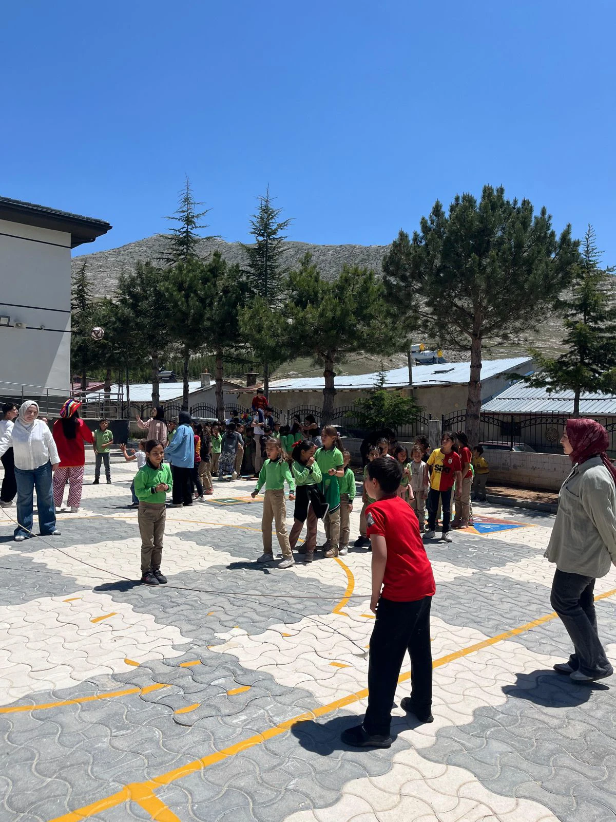 PDR 2. Sınıf Öğrencileri Topluma Hizmet Uygulamaları Kapsamında Minik Kalplere Dokundu