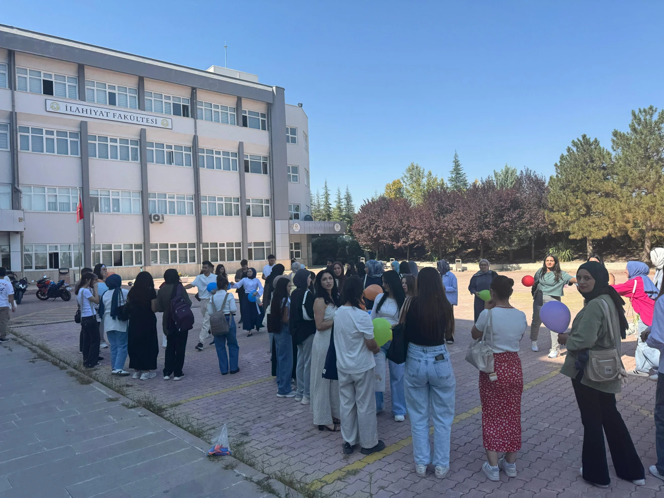 Eğitim Fakültesine Hoş Geldiniz: 1. Sınıf Öğrencilerimiz İçin Oryantasyon Etkinliği Gerçekleştirildi!