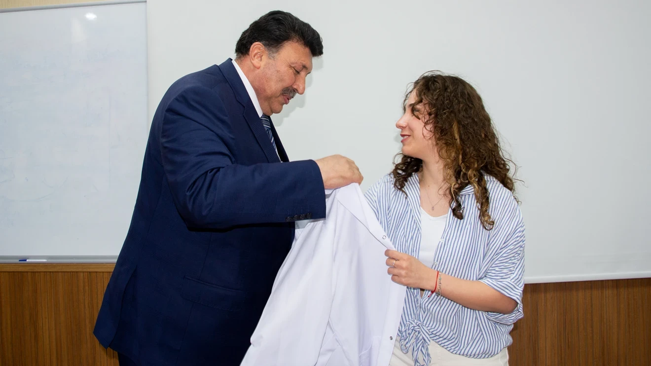 Fakültemiz Kimya Bölümü Birinci Sınıf Öğrencileri Beyaz Önlük Giydi