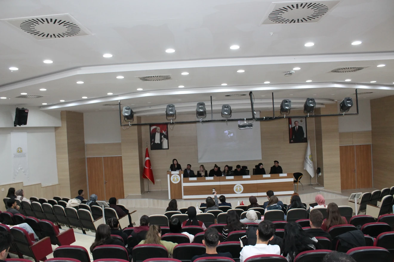 "İnsan Hakları Evrensel Mi Yoksa Kültürel Mi?" Konulu Münazara Gerçekleştirildi.