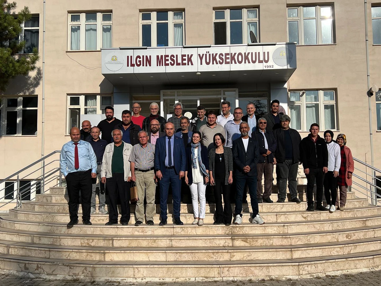 Hocamız Ömer KUŞ’un emekliye ayrılıyor olması sebebiyle Yüksekokul Müdürümüz Doç.Dr. Sinan AKTAŞ tarafından hediye takdimi yapılmıştır