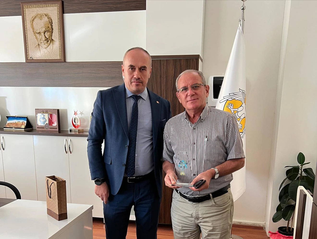 Hocamız Ömer KUŞ’un emekliye ayrılıyor olması sebebiyle Yüksekokul Müdürümüz Doç.Dr. Sinan AKTAŞ tarafından hediye takdimi yapılmıştır