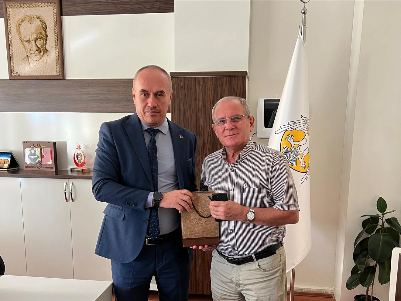 Hocamız Ömer KUŞ’un emekliye ayrılıyor olması sebebiyle Yüksekokul Müdürümüz Doç.Dr. Sinan AKTAŞ tarafından hediye takdimi yapılmıştır