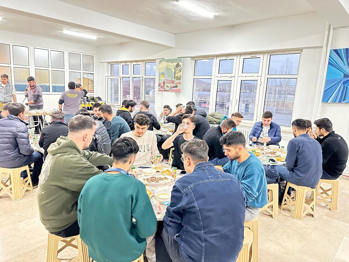 Ilgın Meslek Yüksekokulu Geleneksel İftar Programlarımız kapsamında bugünkü iftarımız Belediye Başkanı Sayın Yalçın ERTAŞ tarafından ikram edilmiştir.