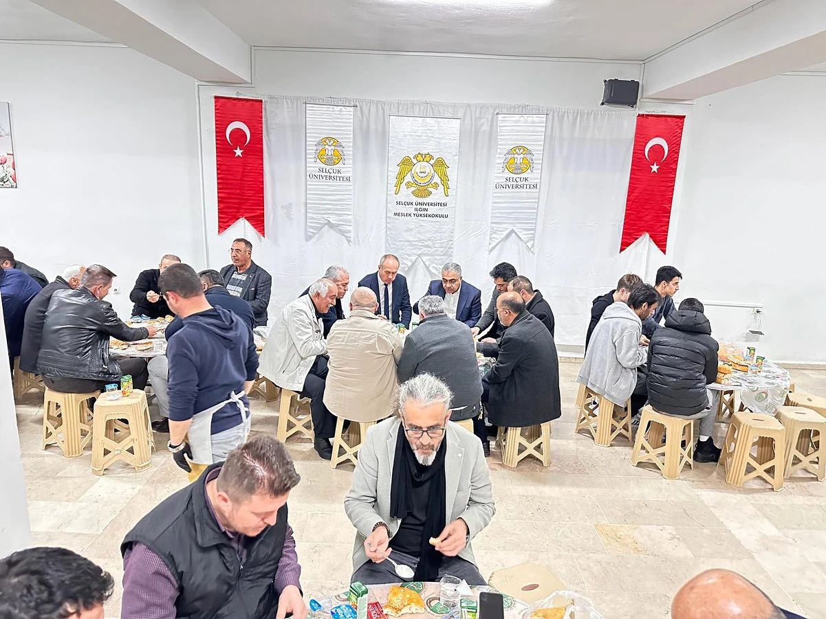 Ilgın Meslek Yüksekokulu Geleneksel İftar Programlarımız kapsamında bugünkü iftarımız Belediye Başkanı Sayın Yalçın ERTAŞ tarafından ikram edilmiştir.