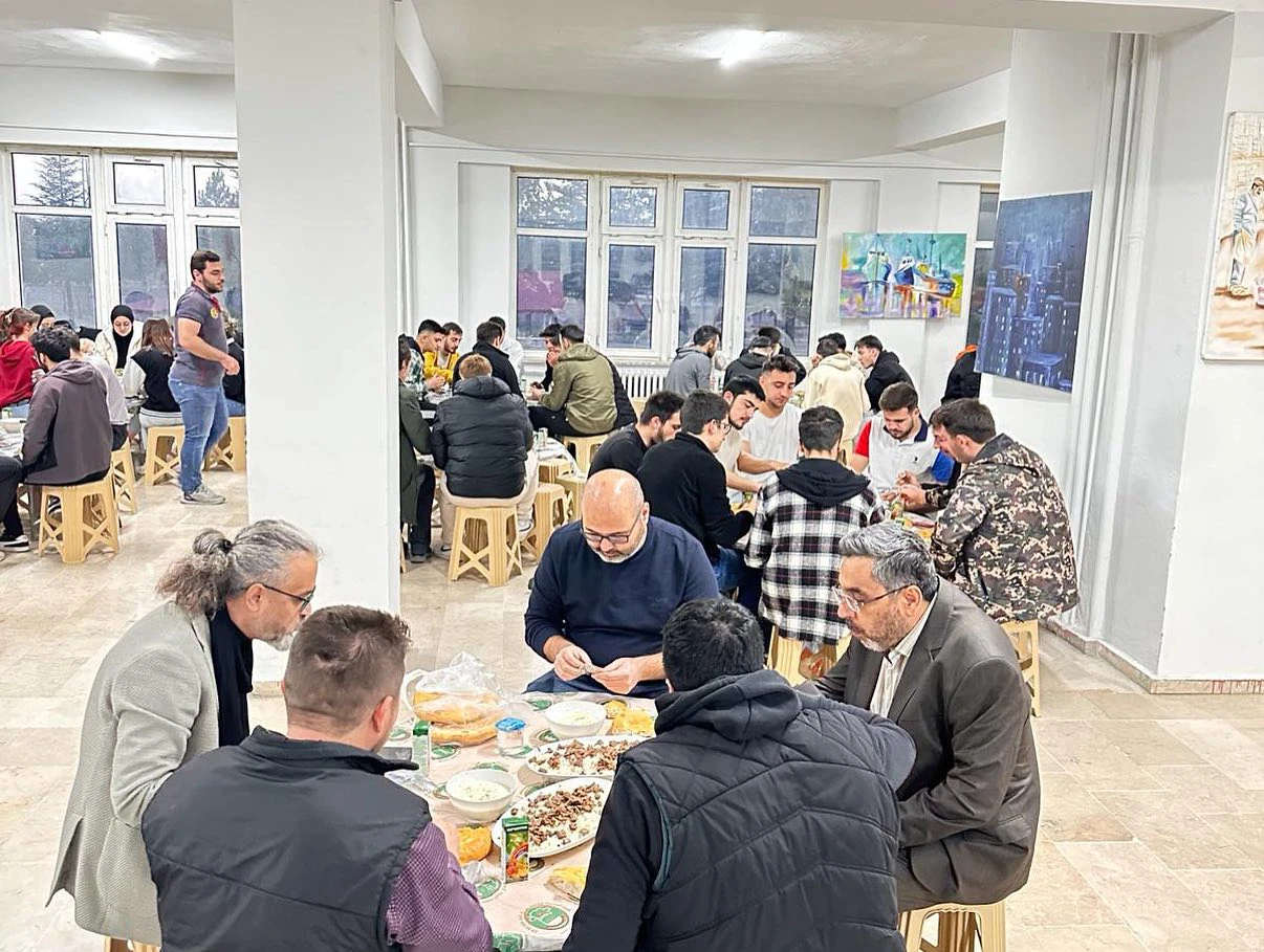 Ilgın Meslek Yüksekokulu Geleneksel İftar Programlarımız kapsamında bugünkü iftarımız Belediye Başkanı Sayın Yalçın ERTAŞ tarafından ikram edilmiştir.