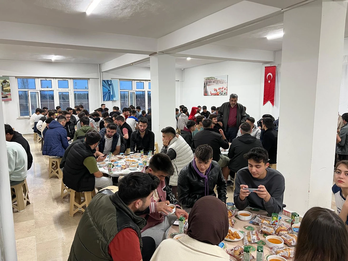 Ilgın Meslek Yüksekokulu Geleneksel İftar Programlarımız kapsamında bugünkü iftarımız isminin paylaşılmasını istemeyen Amasyalı ve Gödeneli iki hayırseverlerimiz tarafından ikram edilmiştir