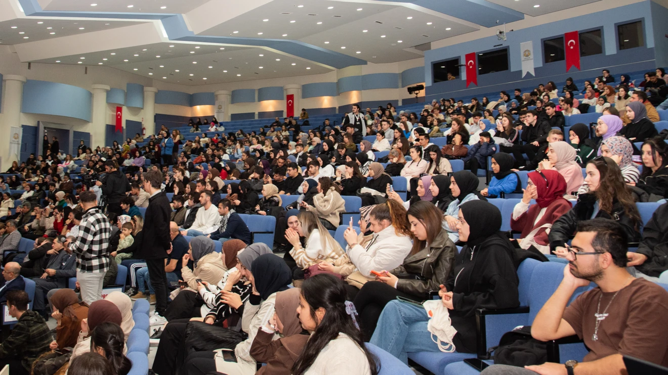 Selçuk Üniversitesinde ‘Gönül Dağı’ dizisi oyuncularıyla söyleşi yapıldı