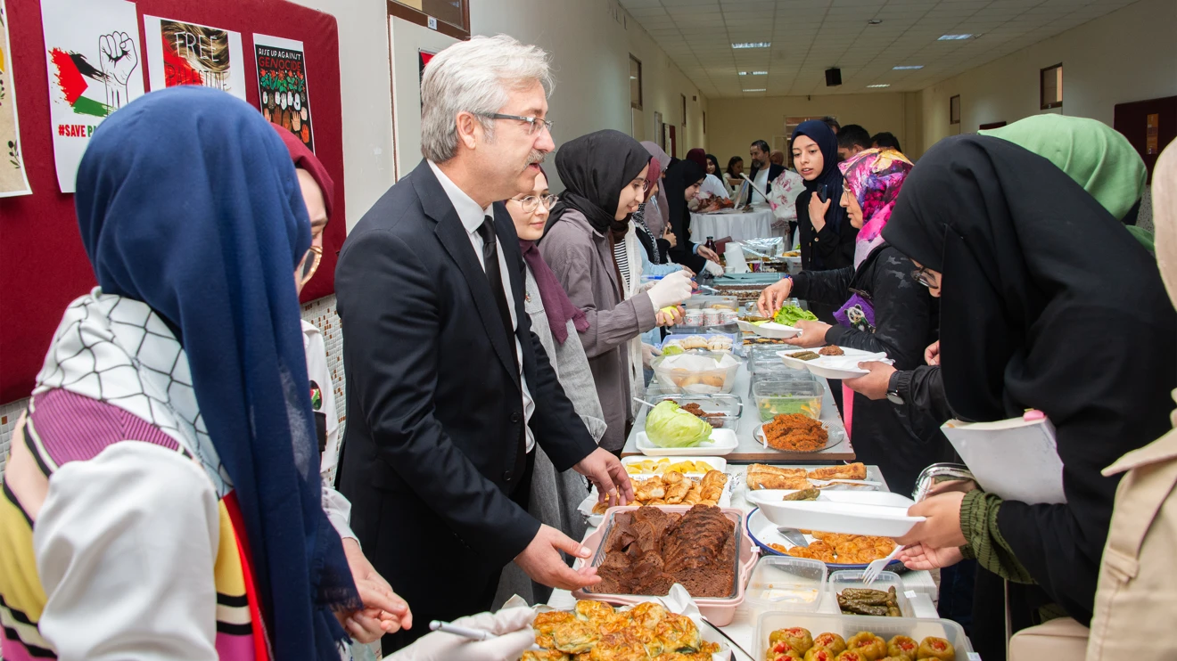 Selçuk Üniversitesi öğrencileri Gazze için kermes düzenledi