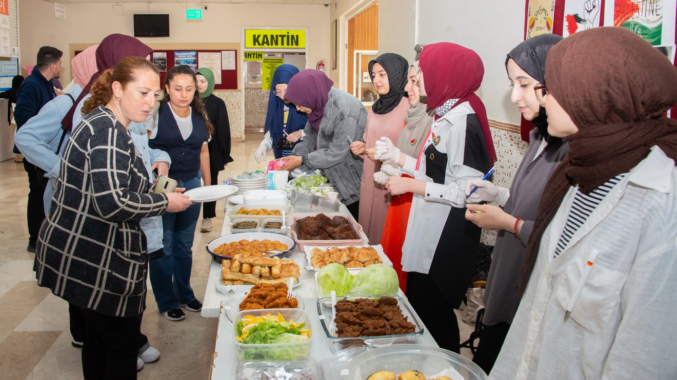 Selçuk Üniversitesi öğrencileri Gazze için kermes düzenledi