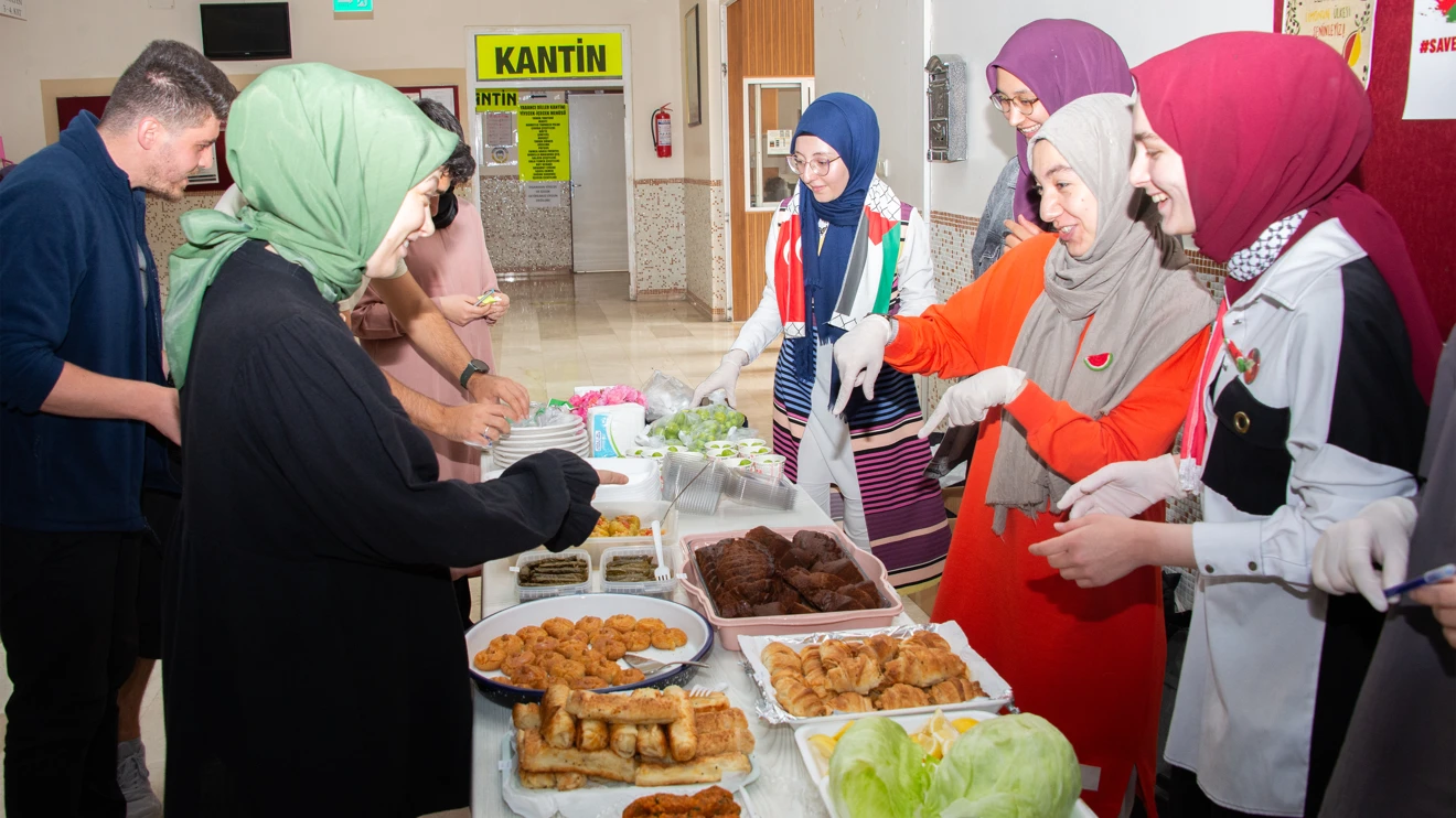 Selçuk Üniversitesi öğrencileri Gazze için kermes düzenledi
