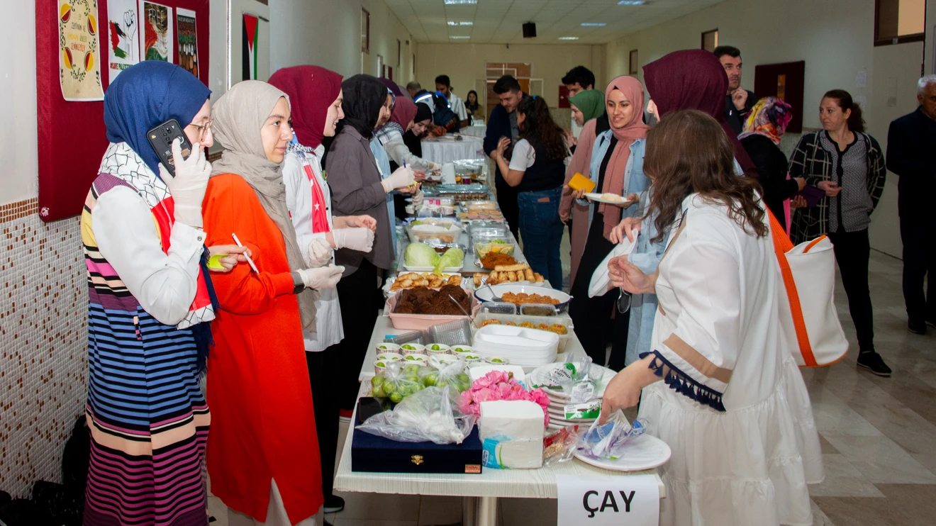 Selçuk Üniversitesi öğrencileri Gazze için kermes düzenledi