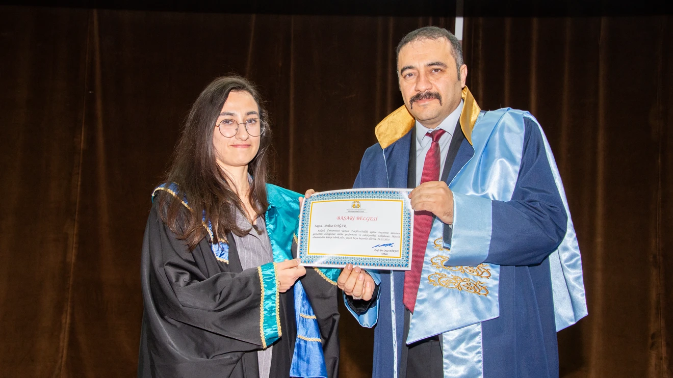 SÜ Turizm Fakültesi öğrencileri mezuniyet sevincini yaşadı
