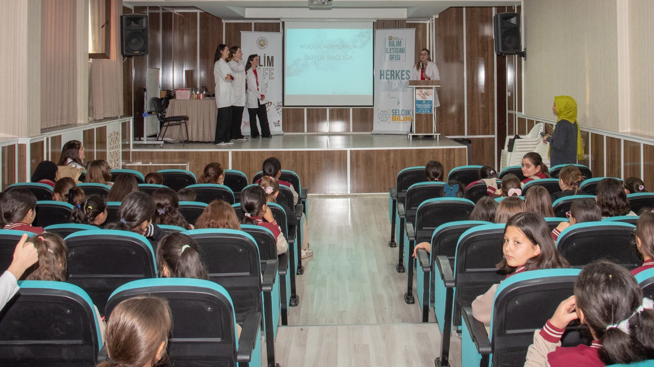 Bilim Kafe etkinliklerinde ortaokul öğrencilerine yönelik sağlık eğitimi verildi