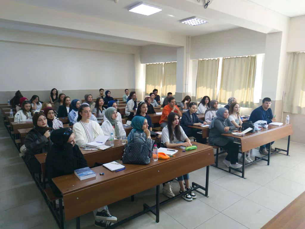 SAĞLIK YÖNETİMİ BÖLÜMÜ 2025-2026 1. SINIF ÖĞRENCİLERİ İLE ORYANTASYON VE TANIŞMA TOPLANTISI