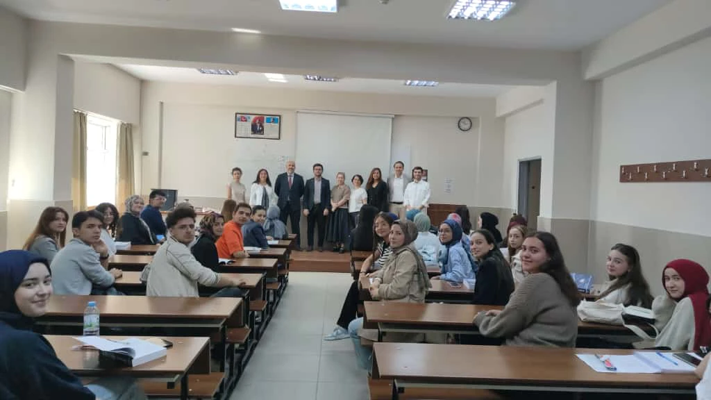 SAĞLIK YÖNETİMİ BÖLÜMÜ 2025-2026 1. SINIF ÖĞRENCİLERİ İLE ORYANTASYON VE TANIŞMA TOPLANTISI