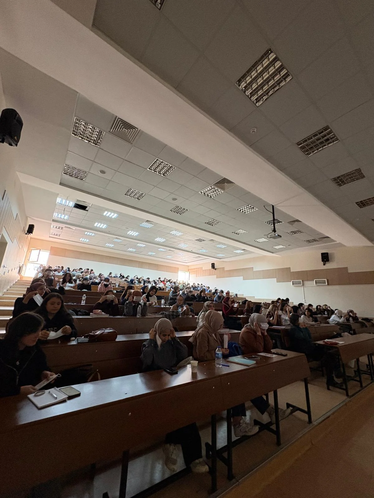 Hemşirelik Fakültesi Öğrencilerine Yönelik Seminer Büyük Bir Katılım ile Gerçekleşti