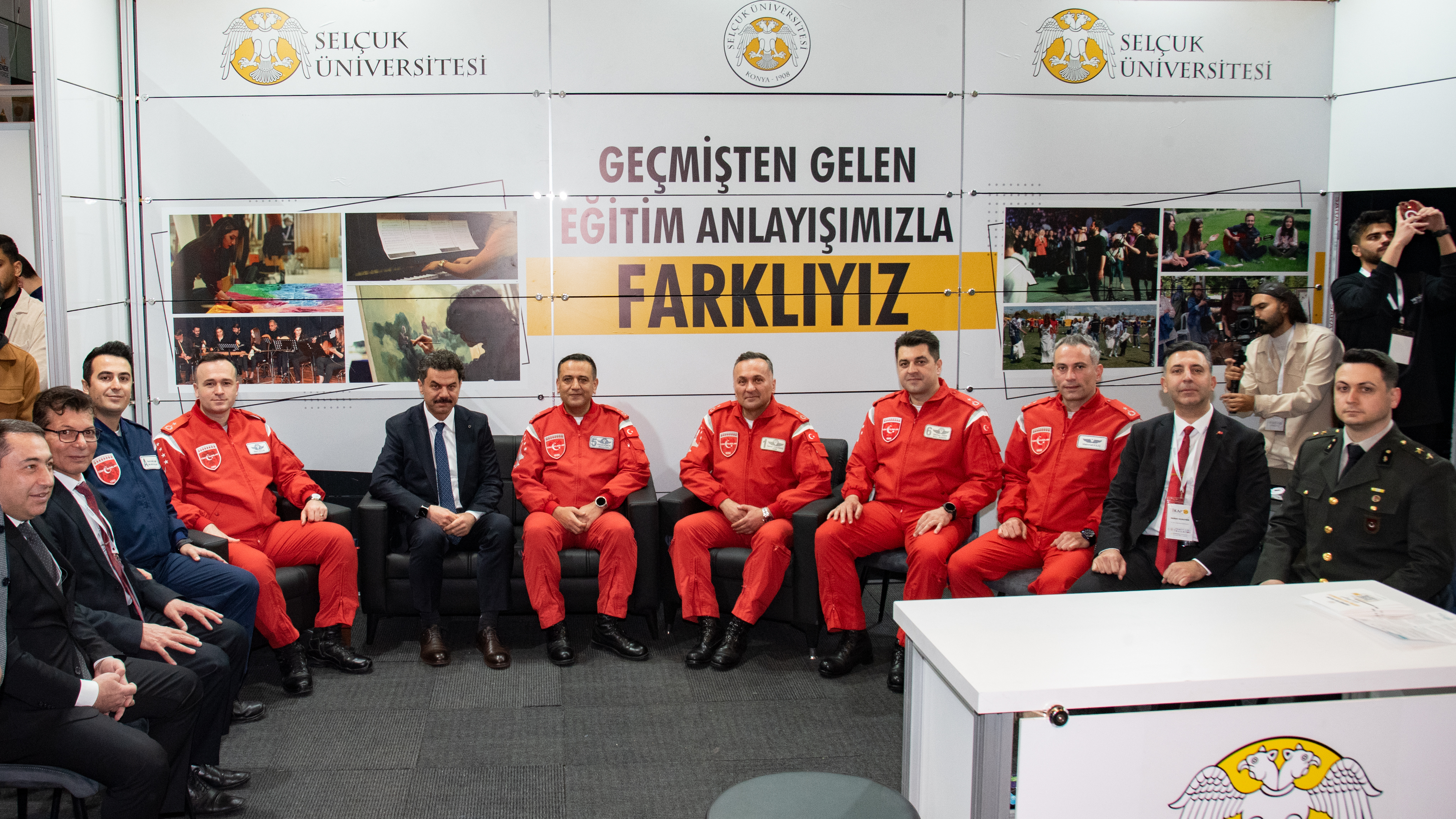 Türk Yıldızları, İKAF’25’te öğrenci ve mezunlarla bir araya geldi