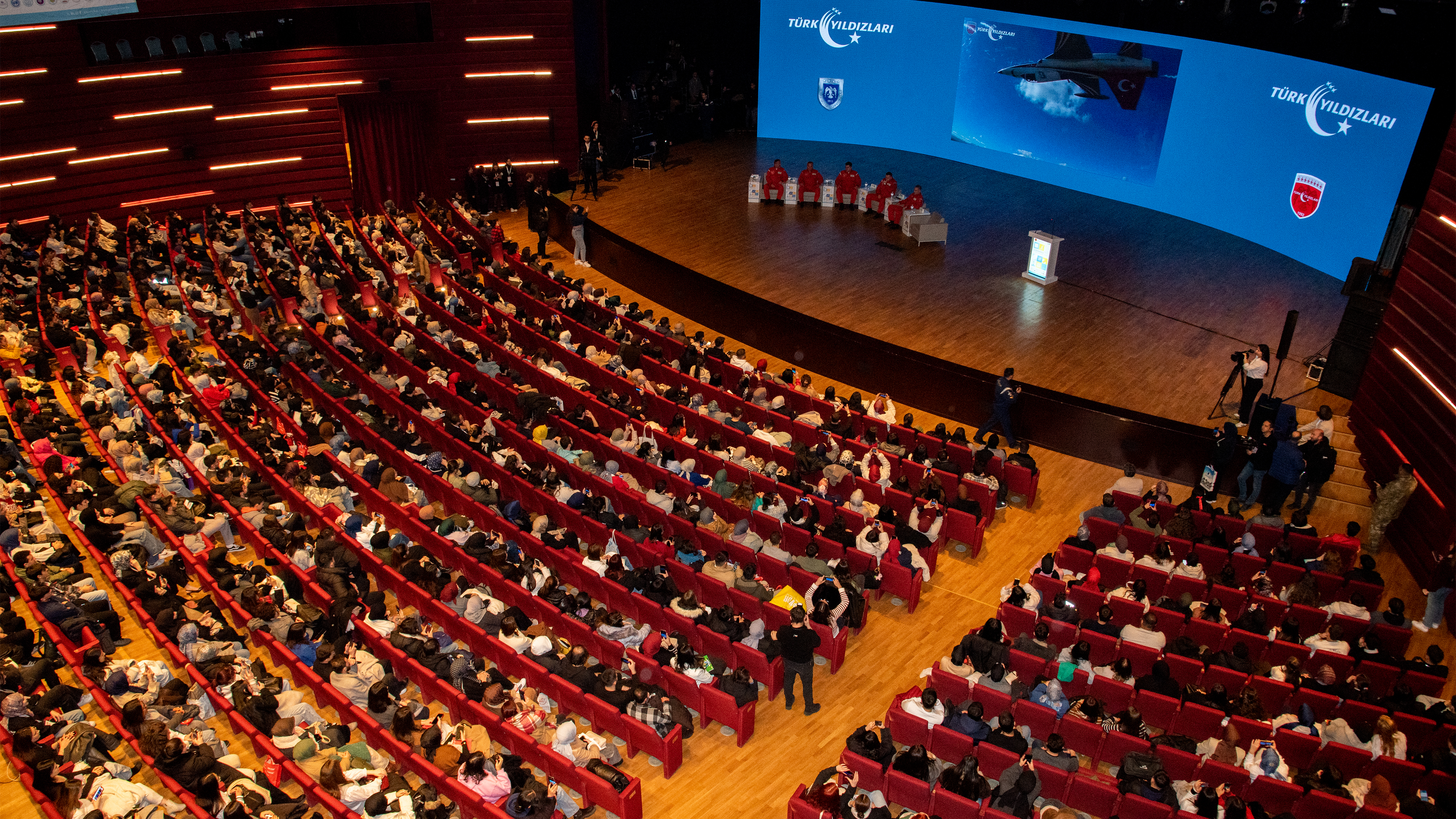 Türk Yıldızları, İKAF’25’te öğrenci ve mezunlarla bir araya geldi