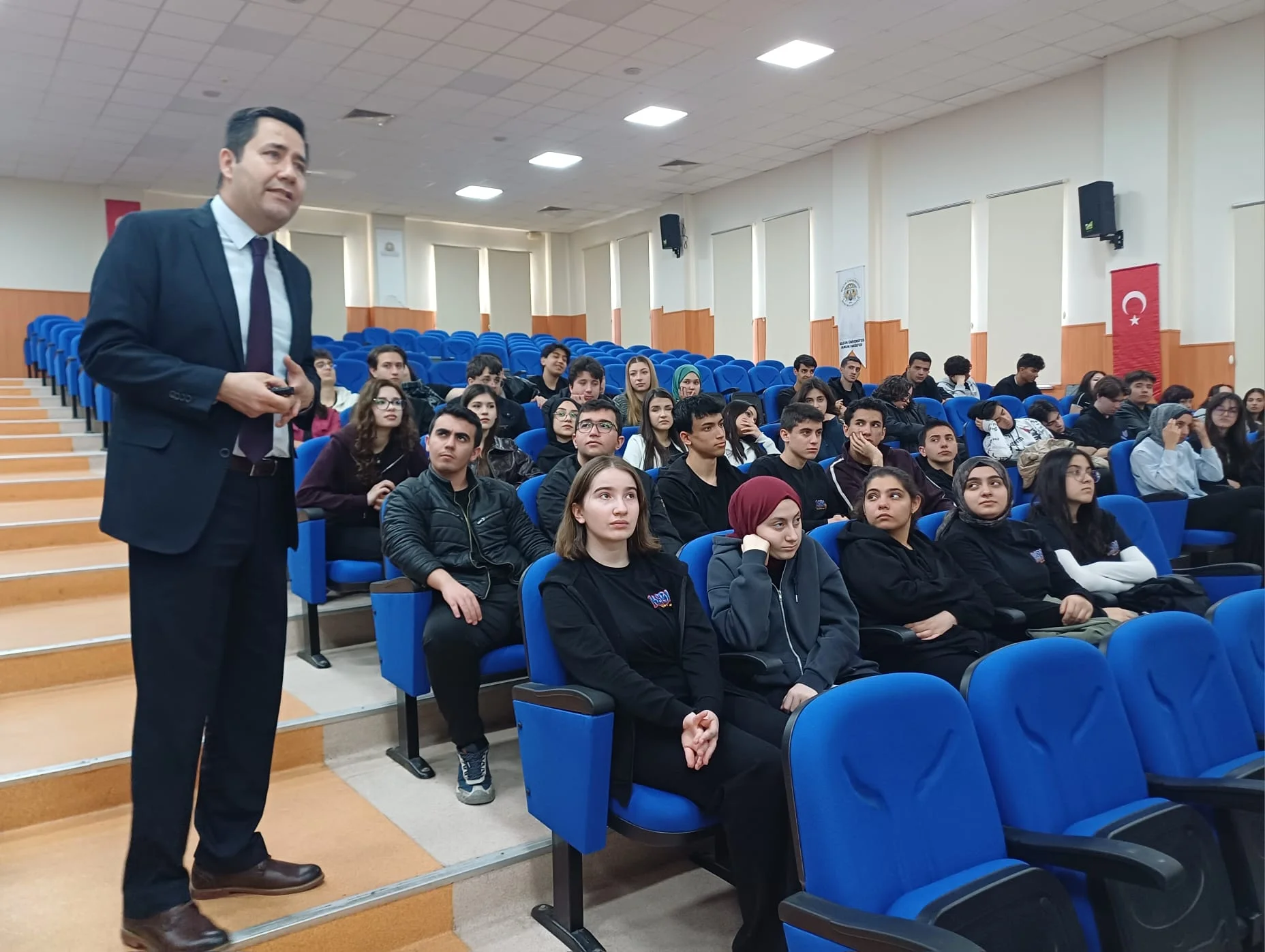 Lise Öğrencilerine Önce Eğitim Sonra Konser